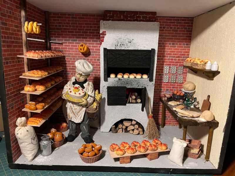 Diorama einer historischen Backstube mit Bäcker und Backwaren