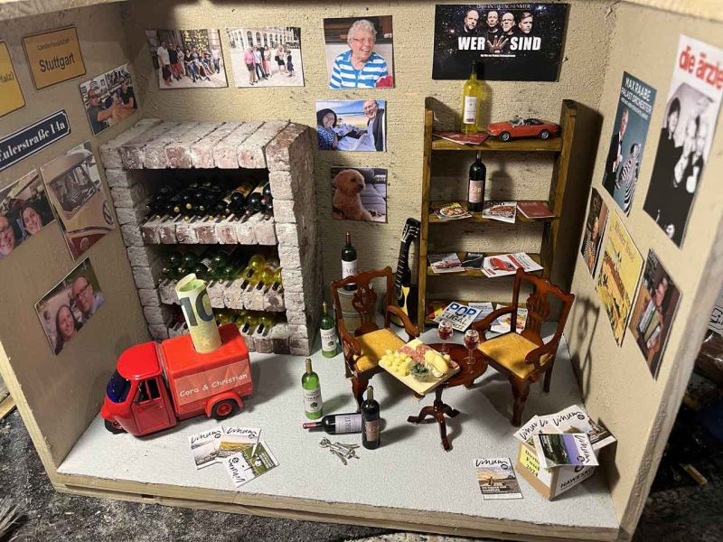 Diorama Frontansicht zur Hochzeit eines Paares, welches u.a. Weine, Familie, gutes Essen ihren Oldtimer liebt