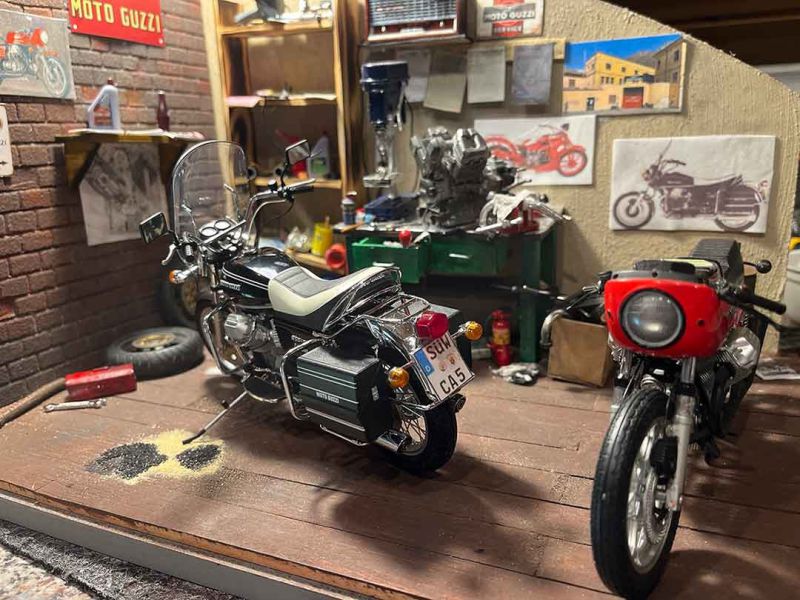 Vorderansicht Moto Guzzi Diorama mit Moto Guzzi California und Le Mans 1