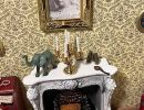Der Kamin im Diorama von Sherlock Holmes Wohnzimmer mit kleinen Details und Wandbild.